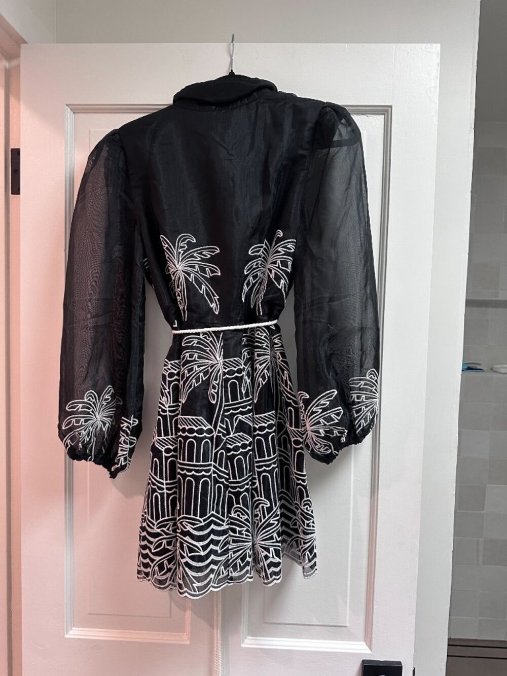 NWT Size M Elliatt Nyx Embroidered Long Sleeve Black/White Organza Minidress - Picture 2 of 2